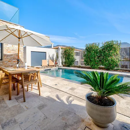 Moderne Avec Piscine Privee - Proche De