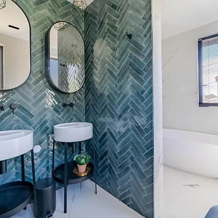 Moderne Avec Piscine Privee - Proche De Villa Carros