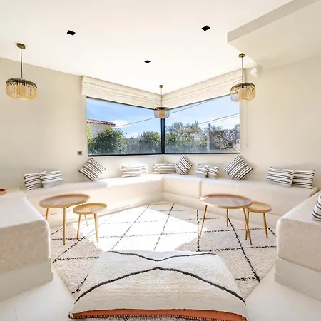 Moderne Avec Piscine Privee - Proche De