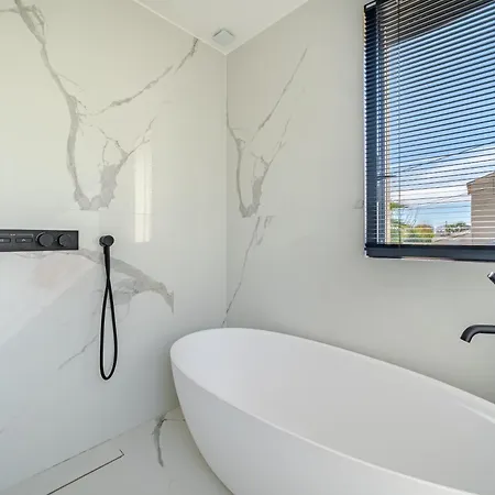 Moderne Avec Piscine Privee - Proche De Villa
