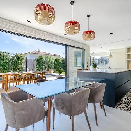 Moderne Avec Piscine Privee - Proche De