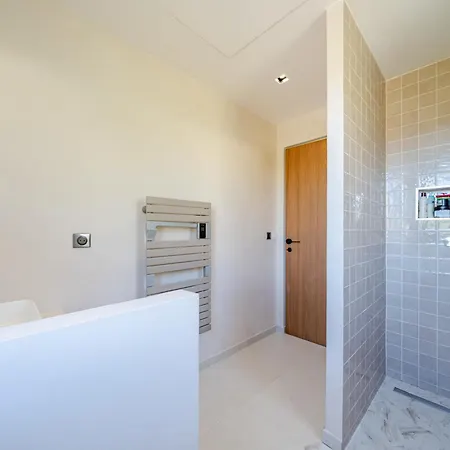 Moderne Avec Piscine Privee - Proche De